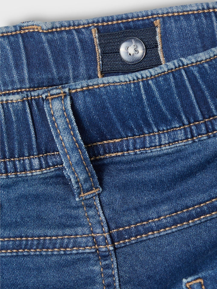 Blå mjukis jeans med skön resår i midjan till pojke. Joggers från Name it.
NKMRYAN SLIM SWE JEANS 5225-TH NOOS