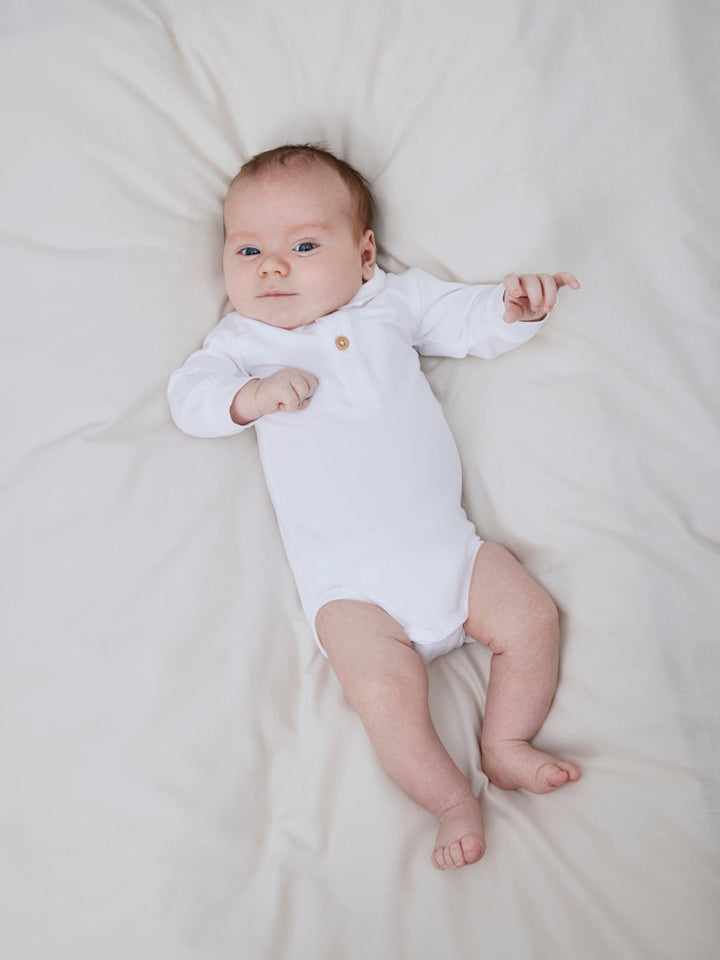 Vit piké body till baby pojke. Bebis body till nyfödd i ekologisk bomull.
NBMHOLGER LS POLO BODY NOOS
13190160