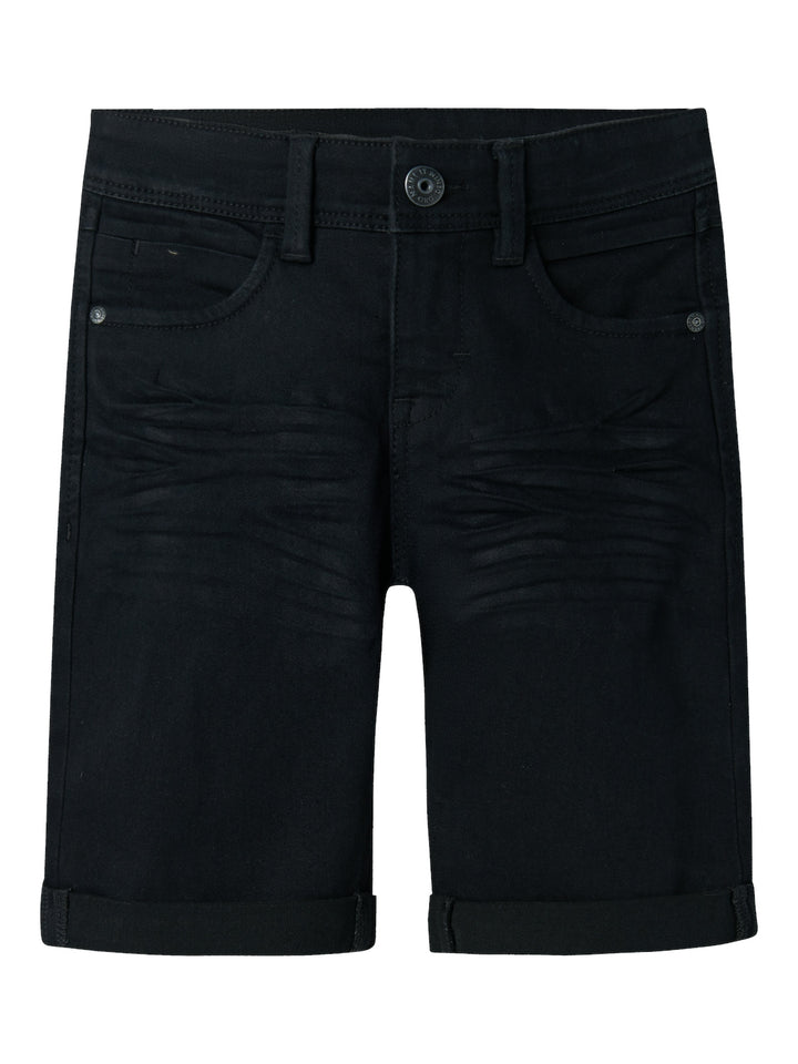 Svart lång jeans short till kille. Jeansshort till pojke från Name it.
13150022 
NKMSILAS SLIM DNM L SHORTS 2272-TX NOOS