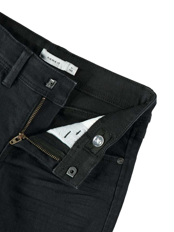 Svart lång jeans short till kille. Jeansshort till pojke från Name it.
13150022 
NKMSILAS SLIM DNM L SHORTS 2272-TX NOOS
