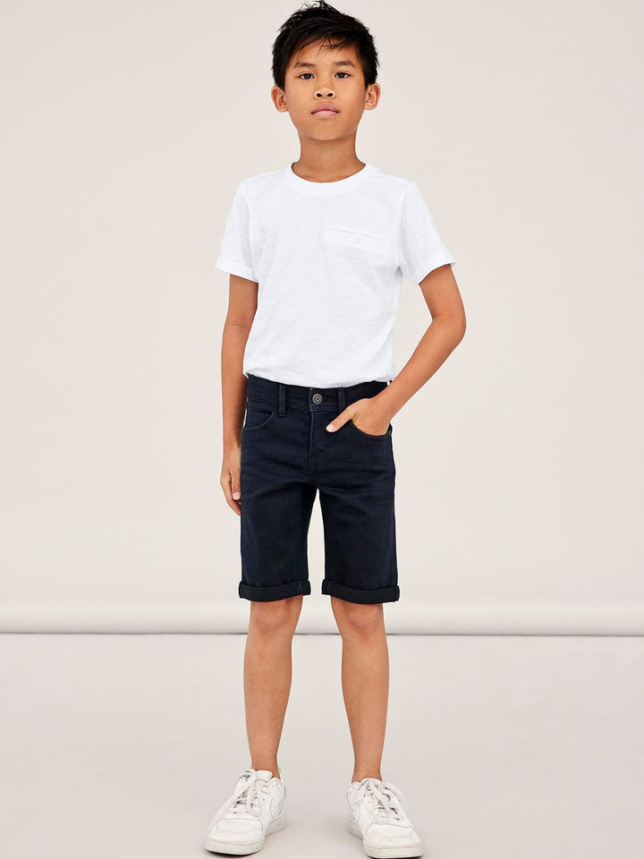 Svart lång jeans short till kille. Jeansshort till pojke från Name it.
13150022 
NKMSILAS SLIM DNM L SHORTS 2272-TX NOOS