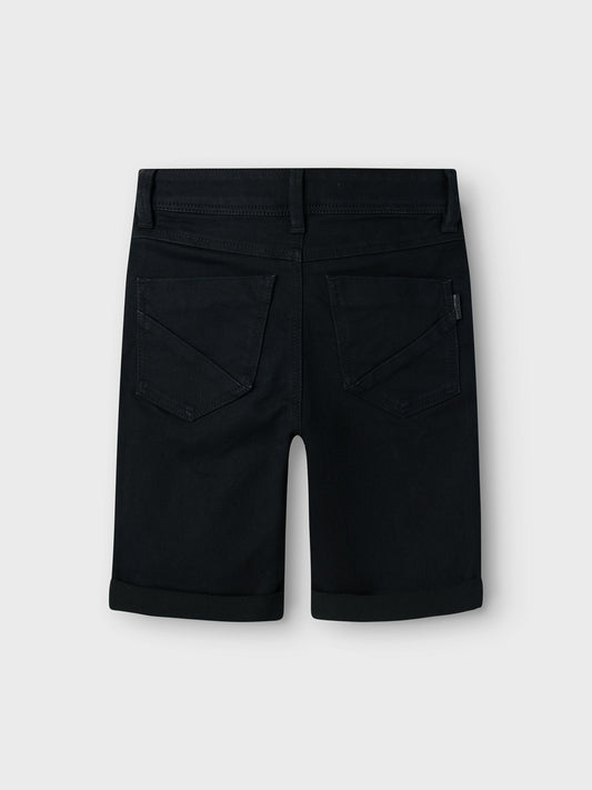 Svart lång jeans short till kille. Jeansshort till pojke från Name it.
13150022 
NKMSILAS SLIM DNM L SHORTS 2272-TX NOOS