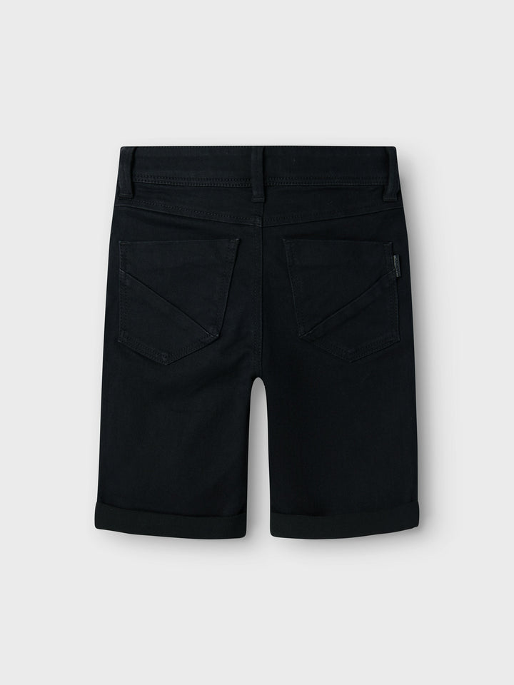 Svart lång jeans short till kille. Jeansshort till pojke från Name it.
13150022 
NKMSILAS SLIM DNM L SHORTS 2272-TX NOOS