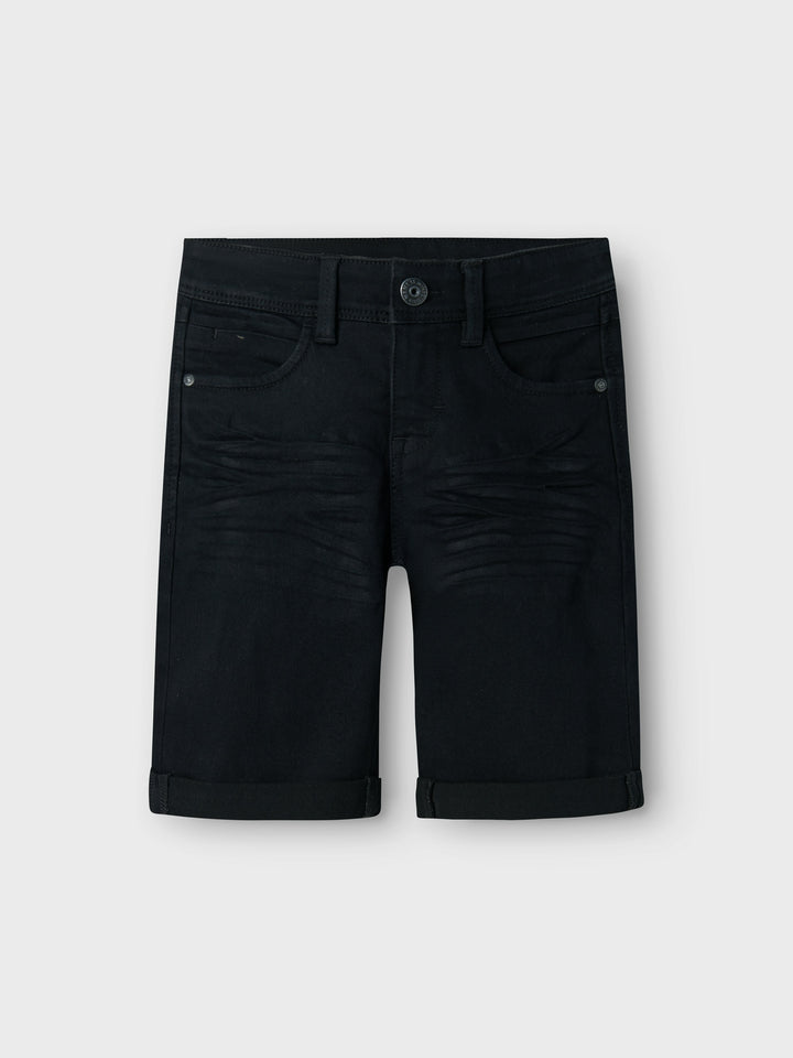 Svart lång jeans short till kille. Jeansshort till pojke från Name it.
13150022 
NKMSILAS SLIM DNM L SHORTS 2272-TX NOOS