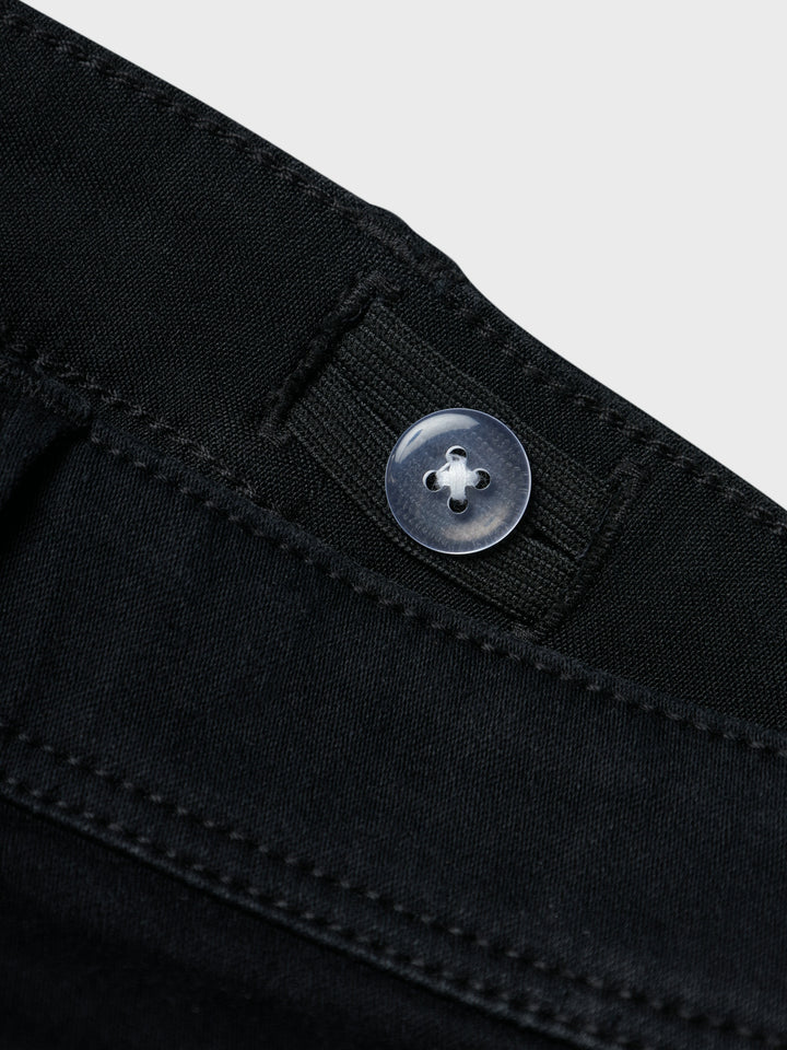 Svart lång jeans short till kille. Jeansshort till pojke från Name it.
13150022 
NKMSILAS SLIM DNM L SHORTS 2272-TX NOOS