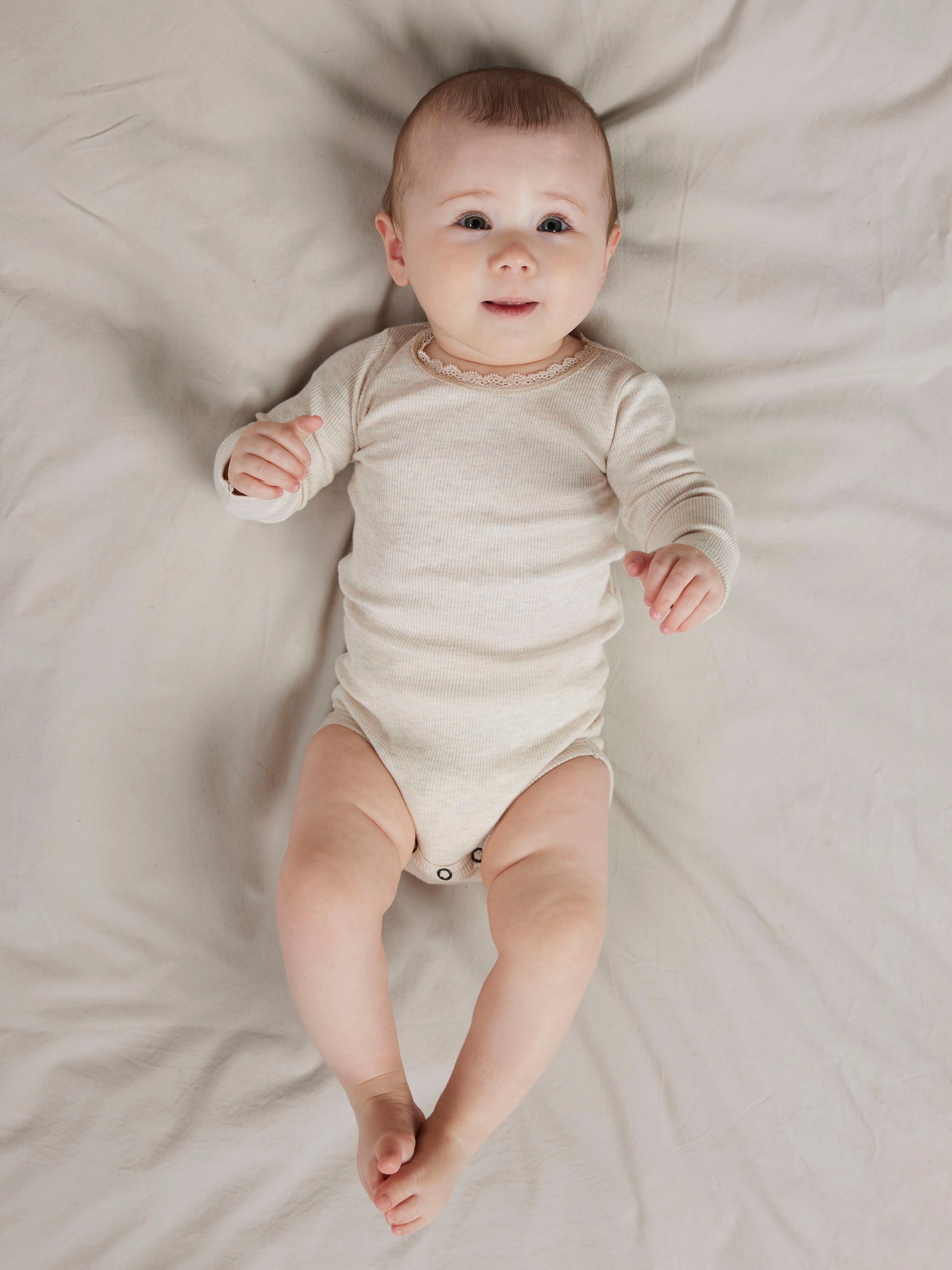 Natur vit beige baby body till flicka. Ekologiska bebiskläder till tjej från Name it.
13198038
NBFKAB LS BODY NOOS