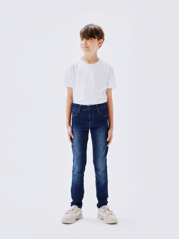 Mörk blå slim jeans till pojke. Smala jeans byxor med mycket stretch till kille.
NKMTHEO XSLIM SWE JEANS 3113-TH NOOS
13209038
