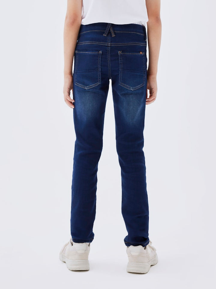 Mörk blå slim jeans till pojke. Smala jeans byxor med mycket stretch till kille.
NKMTHEO XSLIM SWE JEANS 3113-TH NOOS
13209038