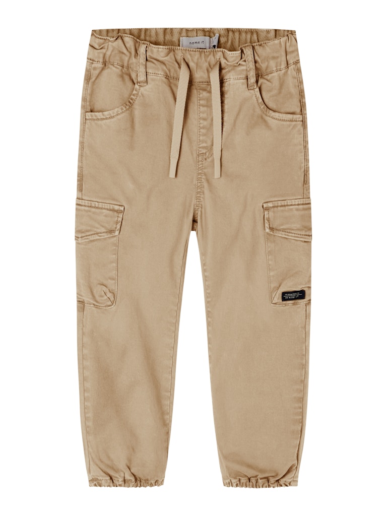 Beige sand färgad slitstark byxa till pojke. Cargo byxor från Name it i tuff lekvänlig stil till barn.
NMMBEN CARGO R TWI PANT 1771-HI NOOS
13212620