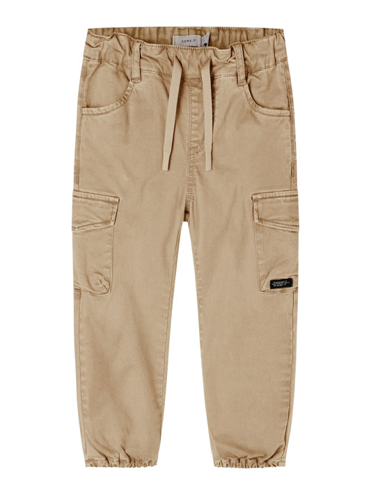 Beige sand färgad slitstark byxa till pojke. Cargo byxor från Name it i tuff lekvänlig stil till barn.
NMMBEN CARGO R TWI PANT 1771-HI NOOS
13212620