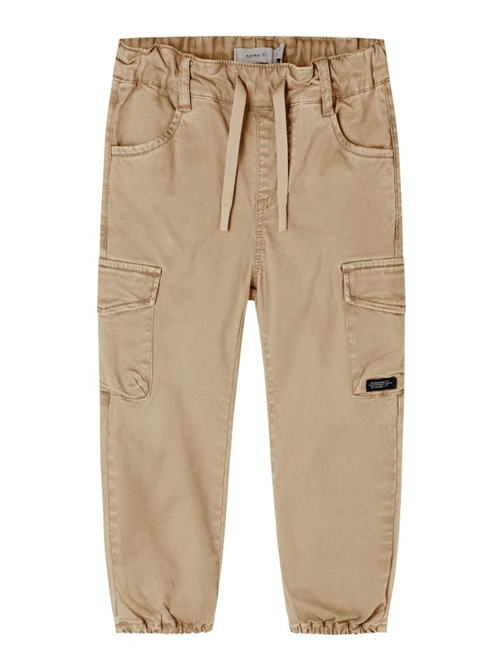 Beige sand färgad slitstark byxa till pojke. Cargo byxor från Name it i tuff lekvänlig stil till barn.
NMMBEN CARGO R TWI PANT 1771-HI NOOS
13212620