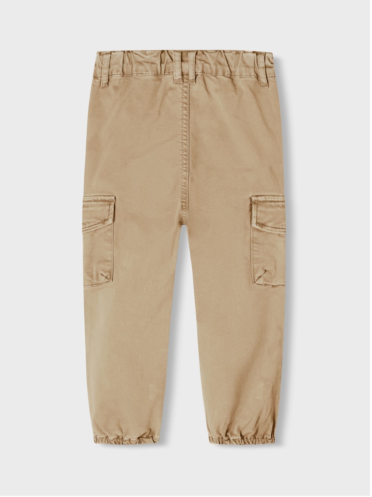 Beige sand färgad slitstark byxa till pojke. Cargo byxor från Name it i tuff lekvänlig stil till barn.
NMMBEN CARGO R TWI PANT 1771-HI NOOS
13212620