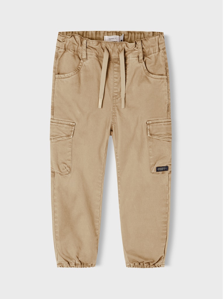 Beige sand färgad slitstark byxa till pojke. Cargo byxor från Name it i tuff lekvänlig stil till barn. Fickor på låren.
NMMBEN CARGO R TWI PANT 1771-HI NOOS
13212620