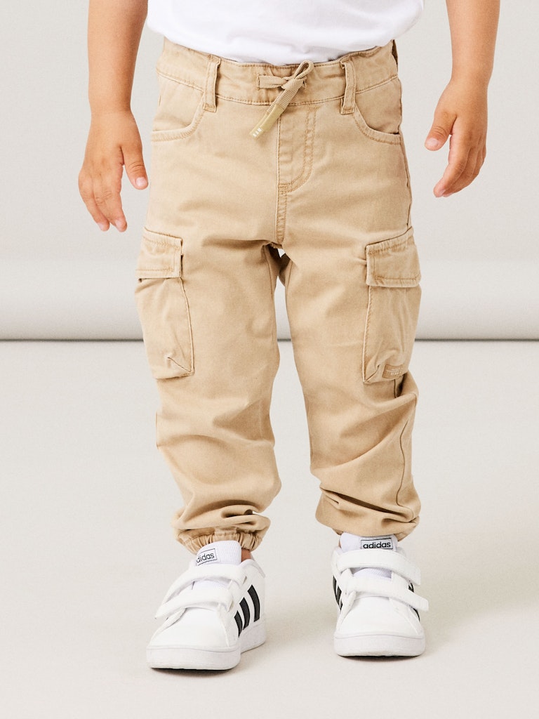 Beige sand färgad slitstark byxa till pojke. Cargo byxor från Name it i tuff lekvänlig stil till barn. Fickor på låren.
NMMBEN CARGO R TWI PANT 1771-HI NOOS
13212620