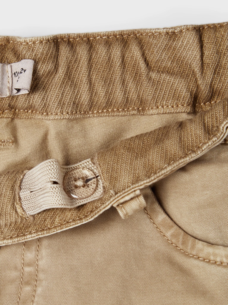 Beige sand färgad slitstark byxa till pojke. Cargo byxor från Name it i tuff lekvänlig stil till barn. Fickor på låren.
NMMBEN CARGO R TWI PANT 1771-HI NOOS
13212620