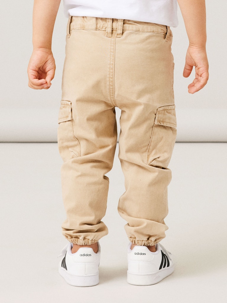 Beige sand färgad slitstark byxa till pojke. Cargo byxor från Name it i tuff lekvänlig stil till barn. Fickor på låren.
NMMBEN CARGO R TWI PANT 1771-HI NOOS
13212620