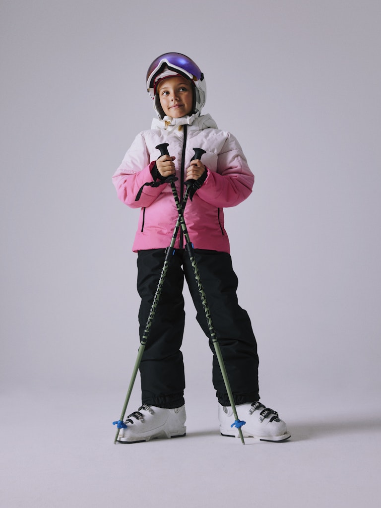 Svarta täckbyxor, termo byxa med avtagbara hängslen till flicka och pojke. Perfekt när din kille eller tjej ska leka och vara aktiv i skidbacken eller snön.
NKNSNOW10 PANT SOLID 1FO NOOS
13216444