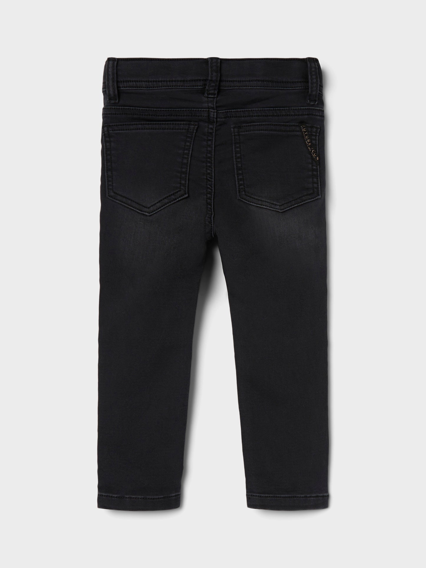 Svart mjuk stretch jeans slim fit till pojke. Svarta jeans till kille från Name it.
NMMTHEO DNMTHAYER 2689SWE KEY PANT NOOS
13204520