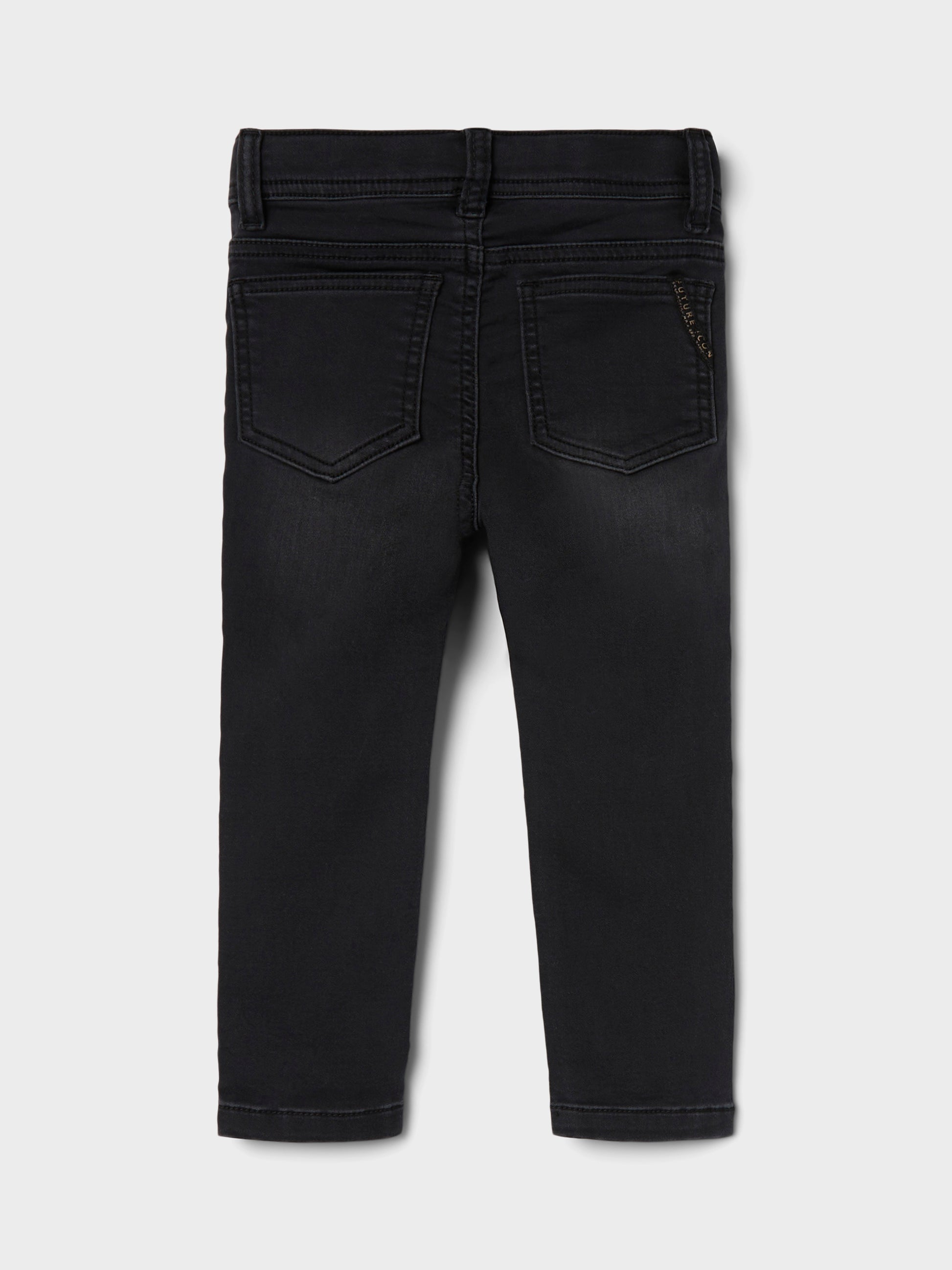 Svart mjuk stretch jeans slim fit till pojke. Svarta jeans till kille från Name it.
NMMTHEO DNMTHAYER 2689SWE KEY PANT NOOS
13204520