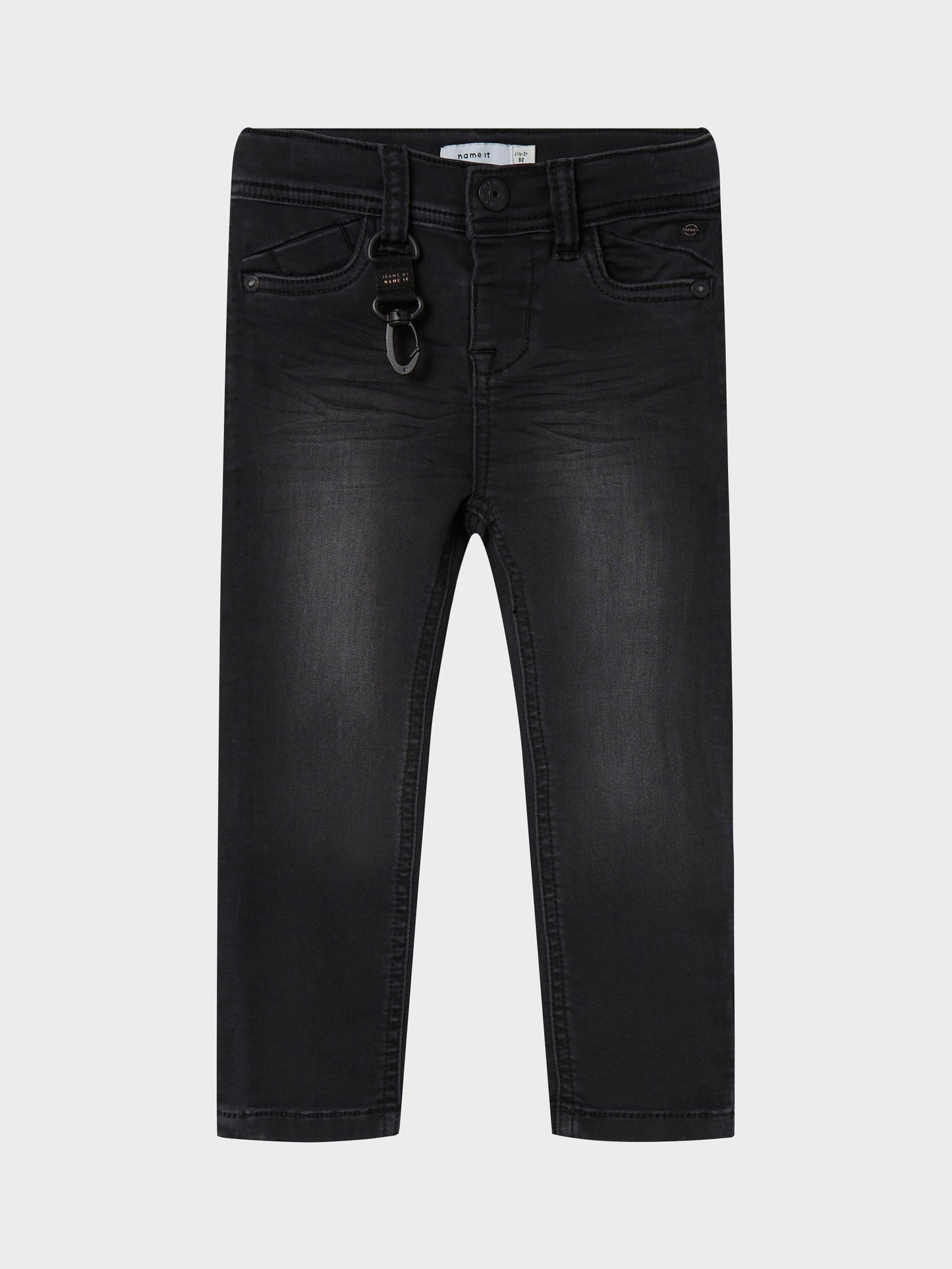 Svart mjuk stretch jeans slim fit till pojke. Svarta jeans till kille från Name it.
NMMTHEO DNMTHAYER 2689SWE KEY PANT NOOS
13204520