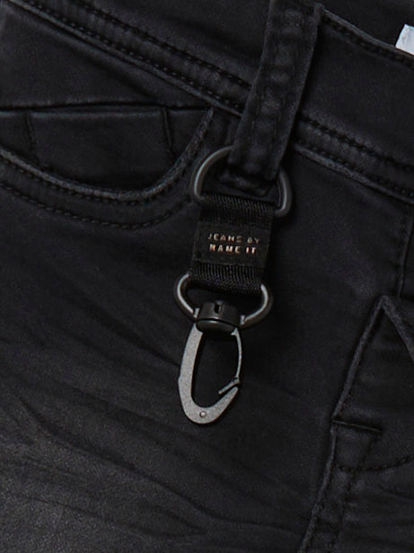 Svart mjuk stretch jeans slim fit till pojke. Svarta jeans till kille från Name it.
NMMTHEO DNMTHAYER 2689SWE KEY PANT NOOS
13204520