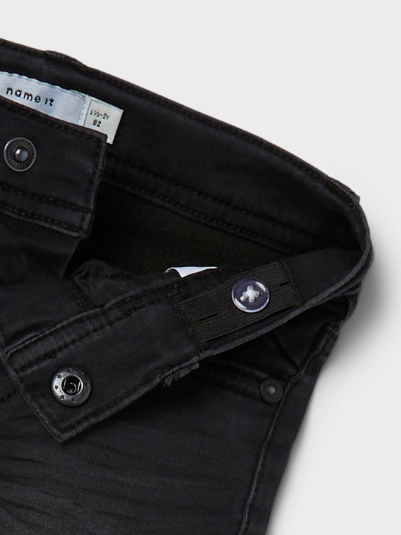 Svart mjuk stretch jeans slim fit till pojke. Svarta jeans till kille från Name it.
NMMTHEO DNMTHAYER 2689SWE KEY PANT NOOS
13204520