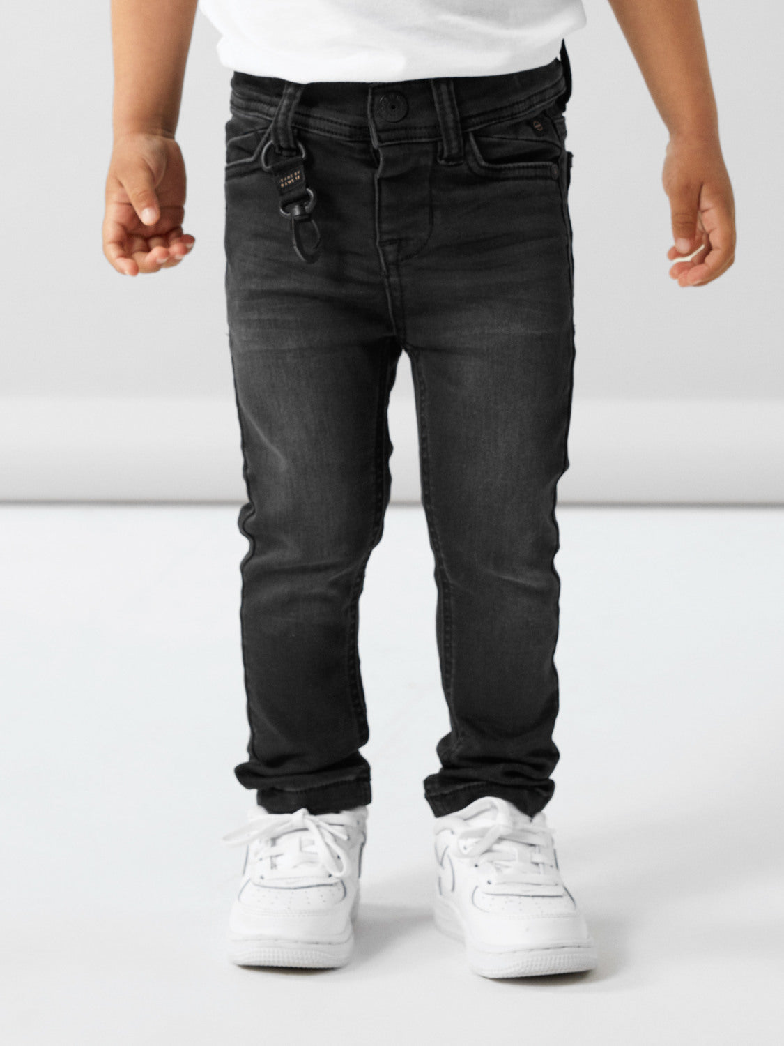 Svart mjuk stretch jeans slim fit till pojke. Svarta jeans till kille från Name it.
NMMTHEO DNMTHAYER 2689SWE KEY PANT NOOS
13204520