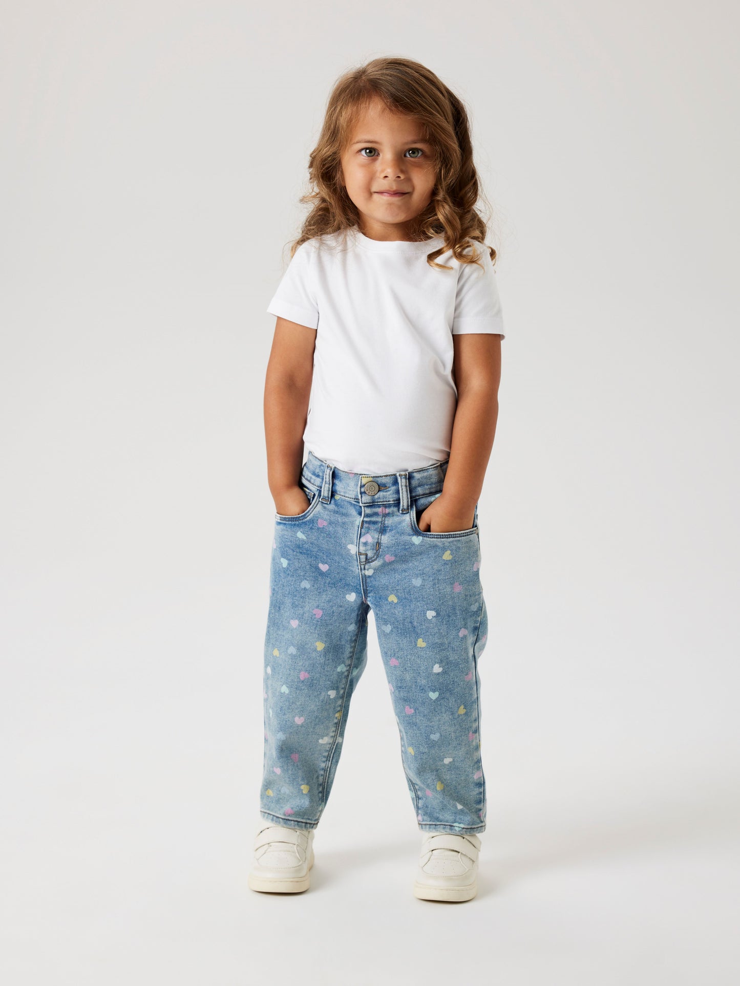 Flicka klädd i Cool mönstrad blå jeans. Jeans byxor med hjärtan till liten tjej.NMFBELLA MOM SHAPED JEANS 3555-ON NOOS
13227368