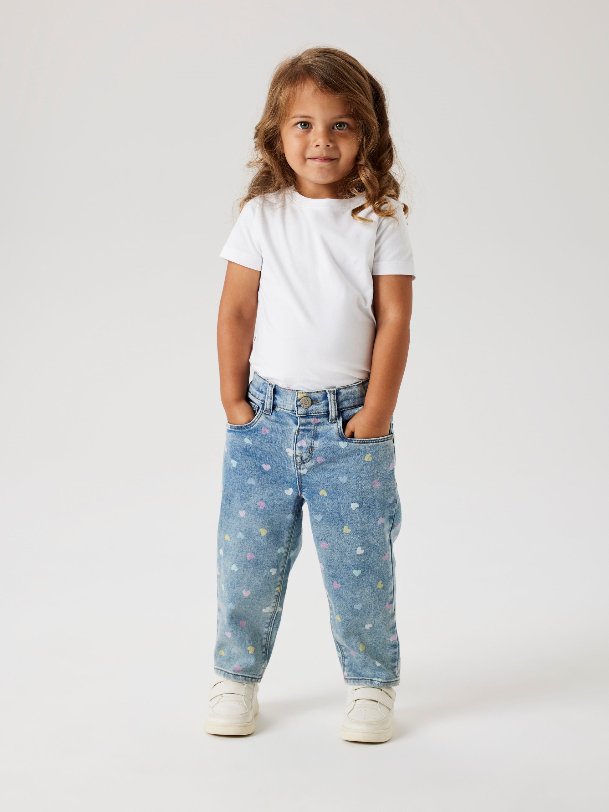 Flicka klädd i Cool mönstrad blå jeans. Jeans byxor med hjärtan till liten tjej.NMFBELLA MOM SHAPED JEANS 3555-ON NOOS
13227368