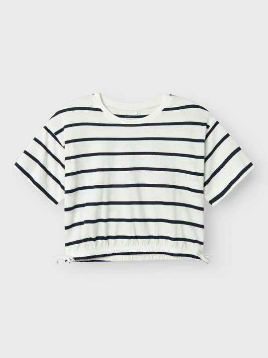 Kort randig t-shirt till tjej. Magtröja, kort topp till flicka. Ekologiska barnkläder från name it.
NKFFUNION SS CROPPED BOXY TOP NOOS
13229295