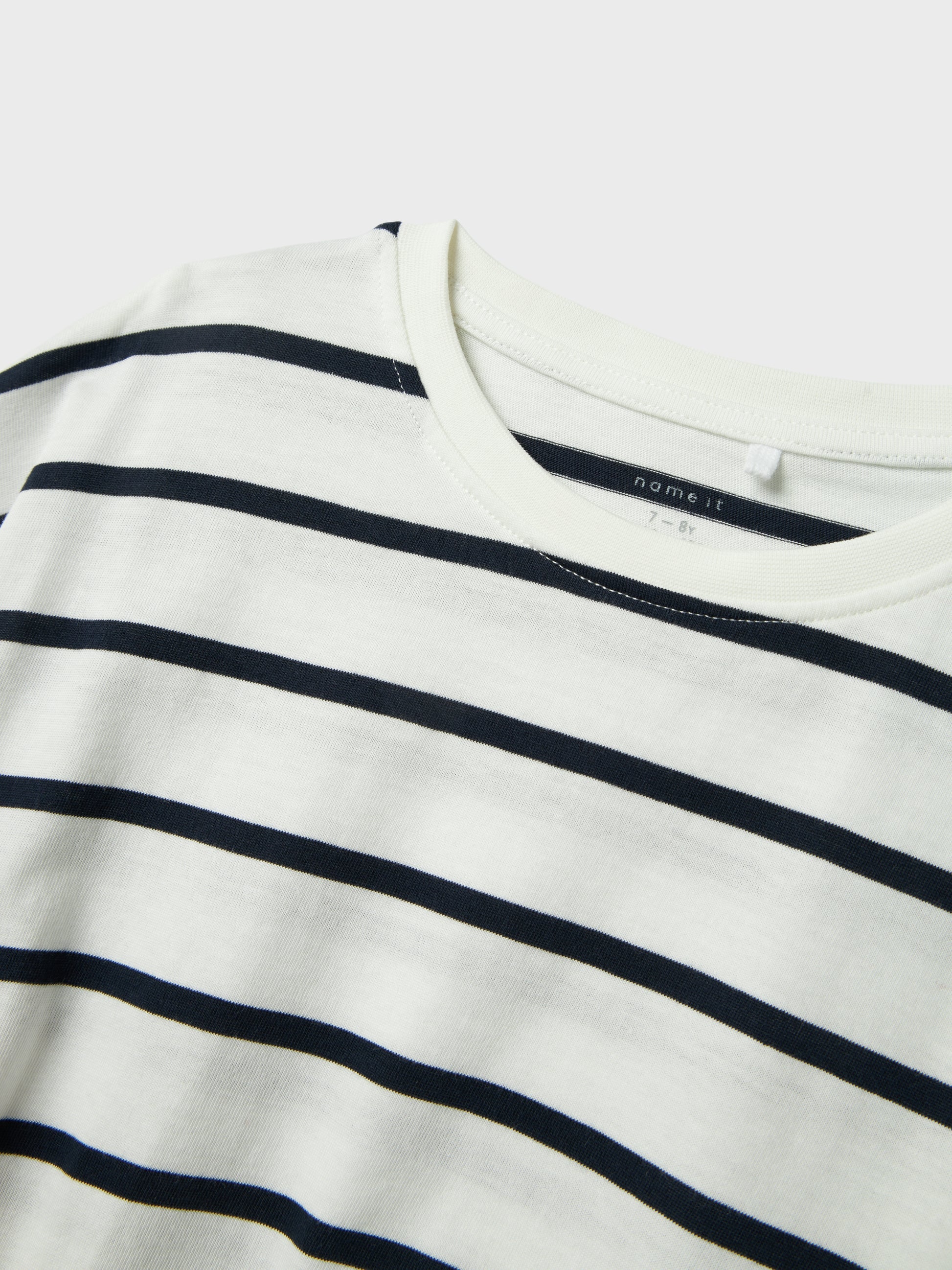 Kort randig t-shirt till tjej. Magtröja, kort topp till flicka. Ekologiska barnkläder från name it.
NKFFUNION SS CROPPED BOXY TOP NOOS
13229295