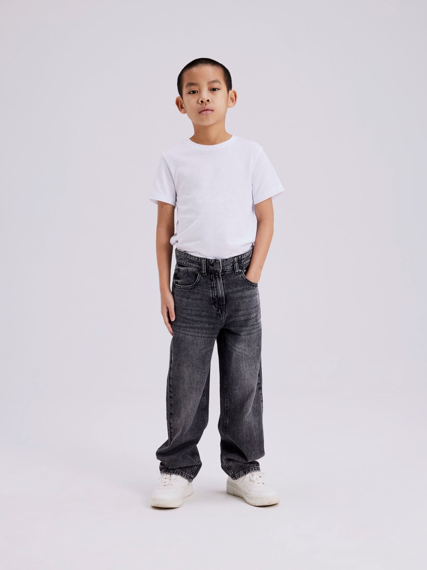 Grå snygga jeans till kille. Pojke jeans i denim regular, från Name it.
NKMRYAN STRAIGHT JEANS 3418-BE NOOS
13224456