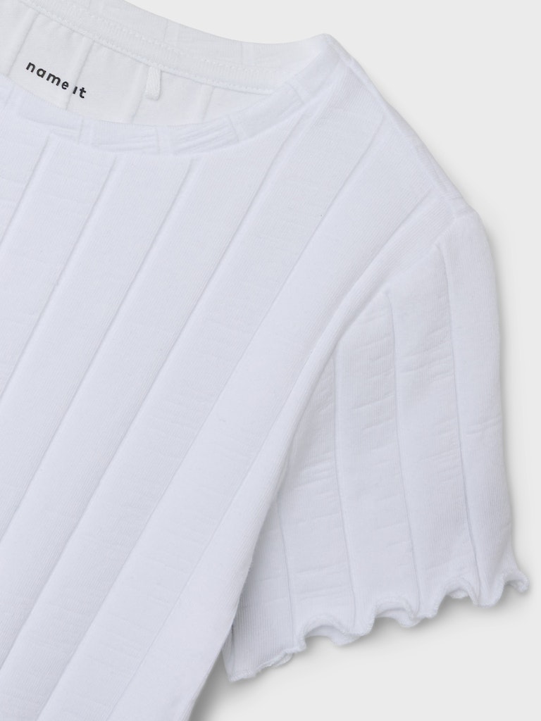 Kortärmad vit topp till tjej med bred ribb. Snygg t-shirt i ekologisk bomull från Name it.
NKFNORALINA SS CROP TOP NOOS
13231024