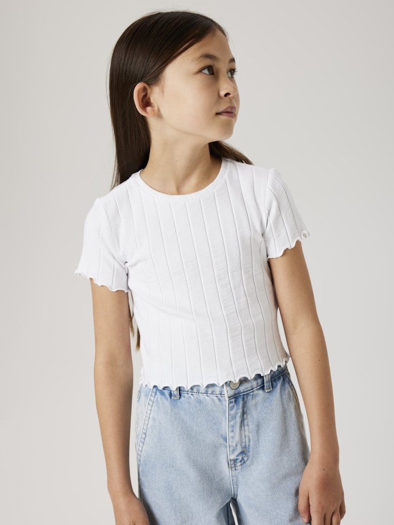 Kortärmad vit topp till tjej med bred ribb. Snygg t-shirt i ekologisk bomull från Name it.
NKFNORALINA SS CROP TOP NOOS
13231024