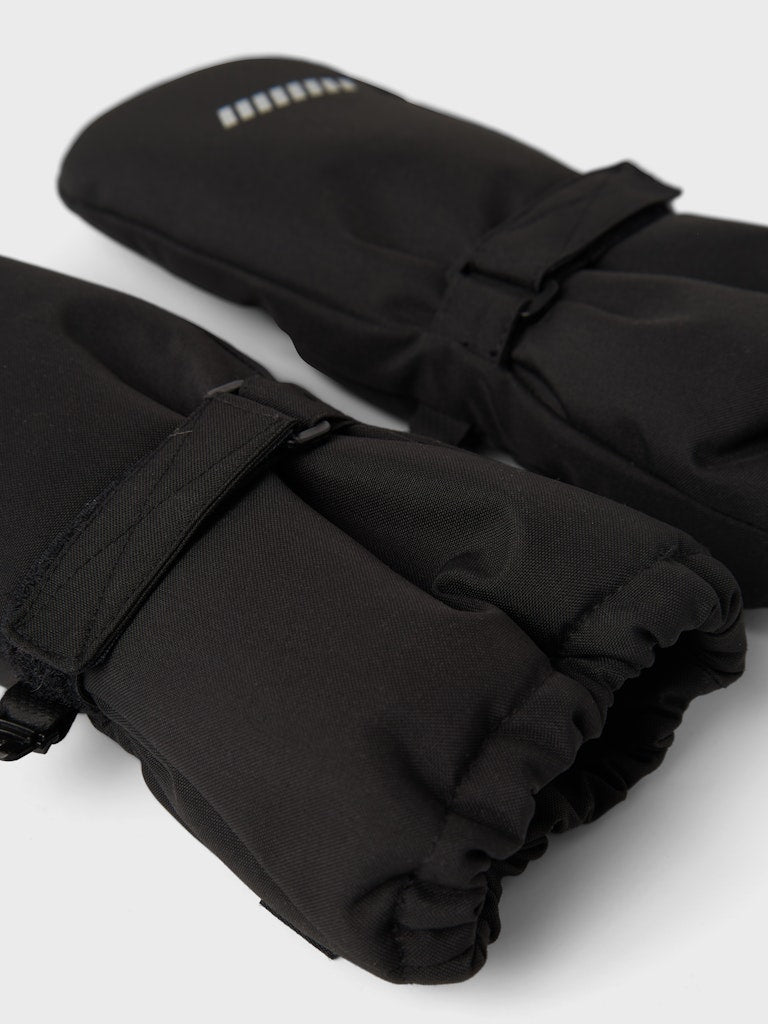 Svarta vinter handskar med tumme. Tumhandskar med ull foder för att din flicka eller pojke ska vara varm i vinter. Vantar för lek och skidåkning.
NKNSNOW10 MITTEN W WOOL 3FO
13232889