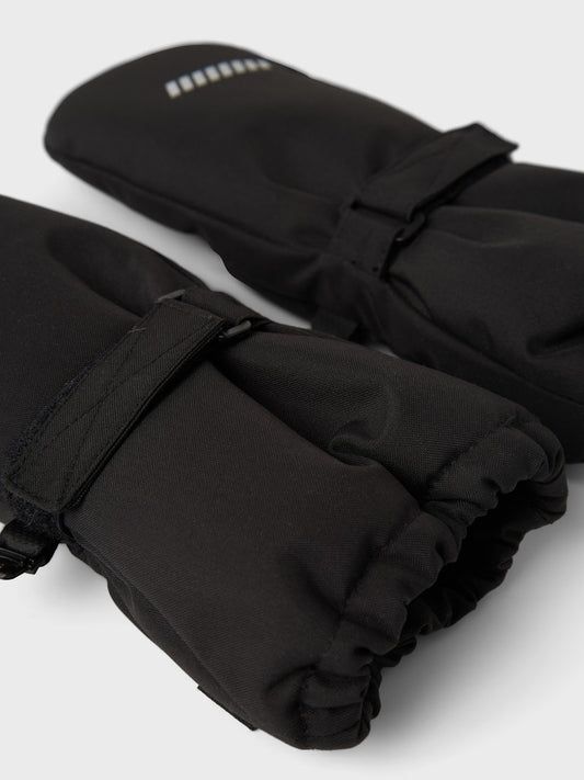 Svarta vinter handskar med tumme. Tumhandskar med ull foder för att din flicka eller pojke ska vara varm i vinter. Vantar för lek och skidåkning.
NKNSNOW10 MITTEN W WOOL 3FO
13232889