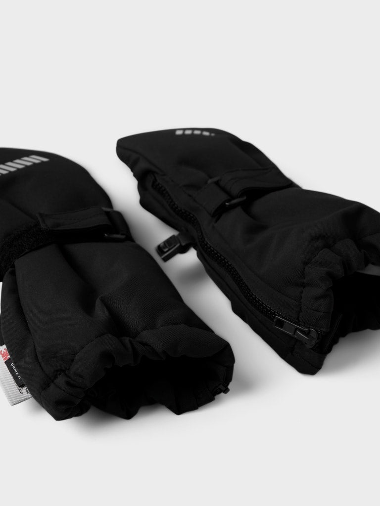 Svart vinter handskar med ull foder till pojke och flicka. Varma barn handskar med långt skaft och dragkedja.
NMNSNOW10 MITTEN W WOOL 3FO NOOS
13232890