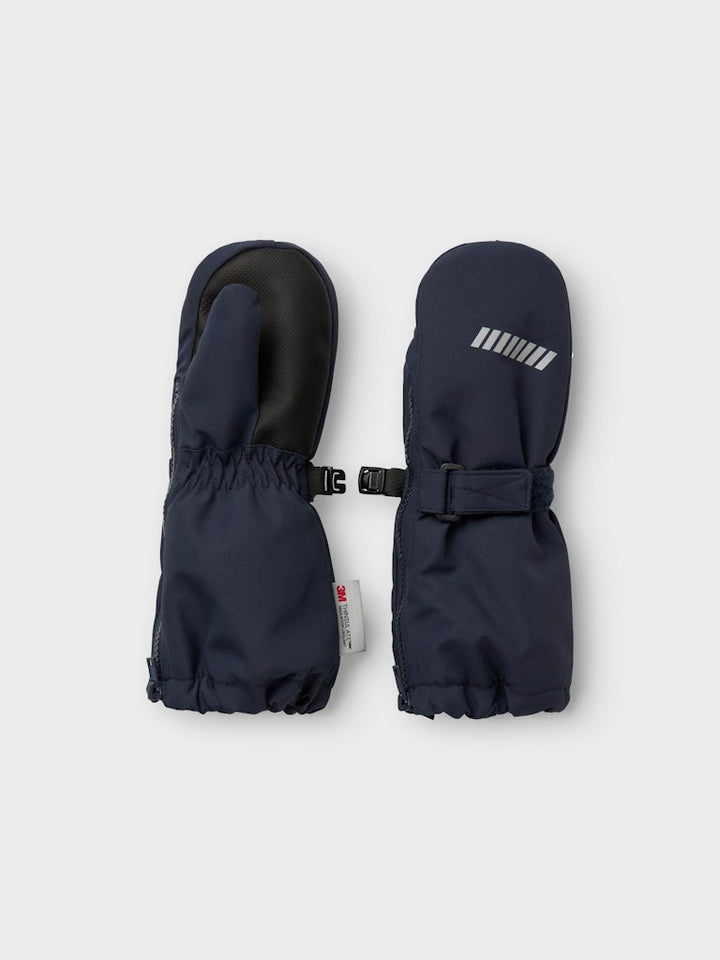 Blå vinter handskar med ull foder till pojke och flicka. Varma vattentäta handskar med långt skaft och dragkedja till barn.
NMNSNOW10 MITTEN W WOOL 3FO NOOS
13232890