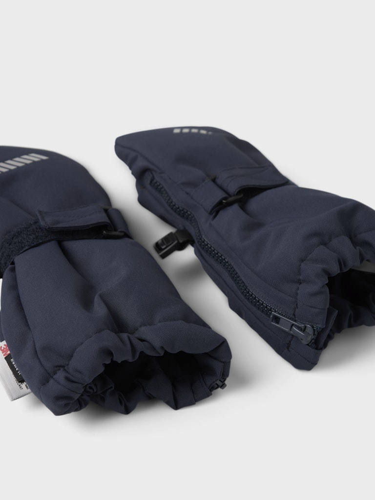 Blå vinter handskar med ull foder till pojke och flicka. Varma vattentäta handskar med långt skaft och dragkedja till barn.
NMNSNOW10 MITTEN W WOOL 3FO NOOS
13232890