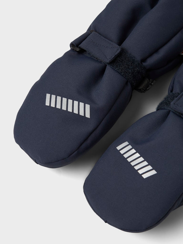 Blå vinter handskar med ull foder till pojke och flicka. Varma vattentäta handskar med långt skaft och dragkedja till barn.
NMNSNOW10 MITTEN W WOOL 3FO NOOS
13232890