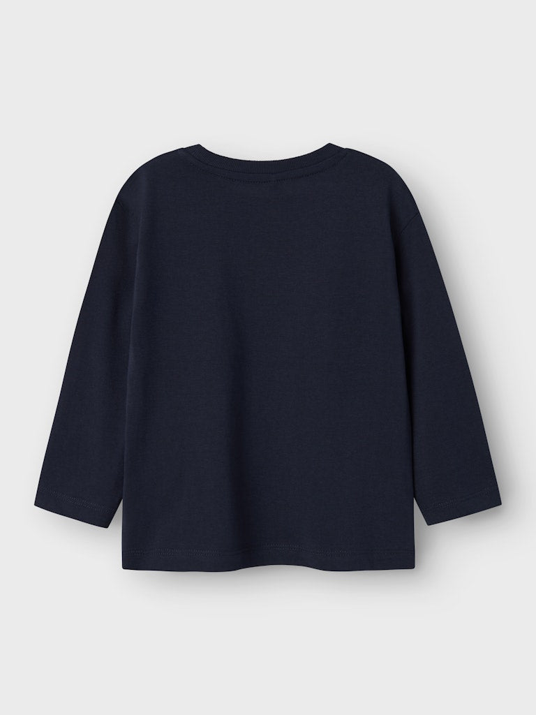 Marin blå tröja med lång ärm till pojke och flicka. Bas, needs längärmad t-shirt i unisex modell. Fin pojktröja, bas enfärgad mörk blå utan tryck.
NMMVOBBO LS NREG TOP NOOS
13232312