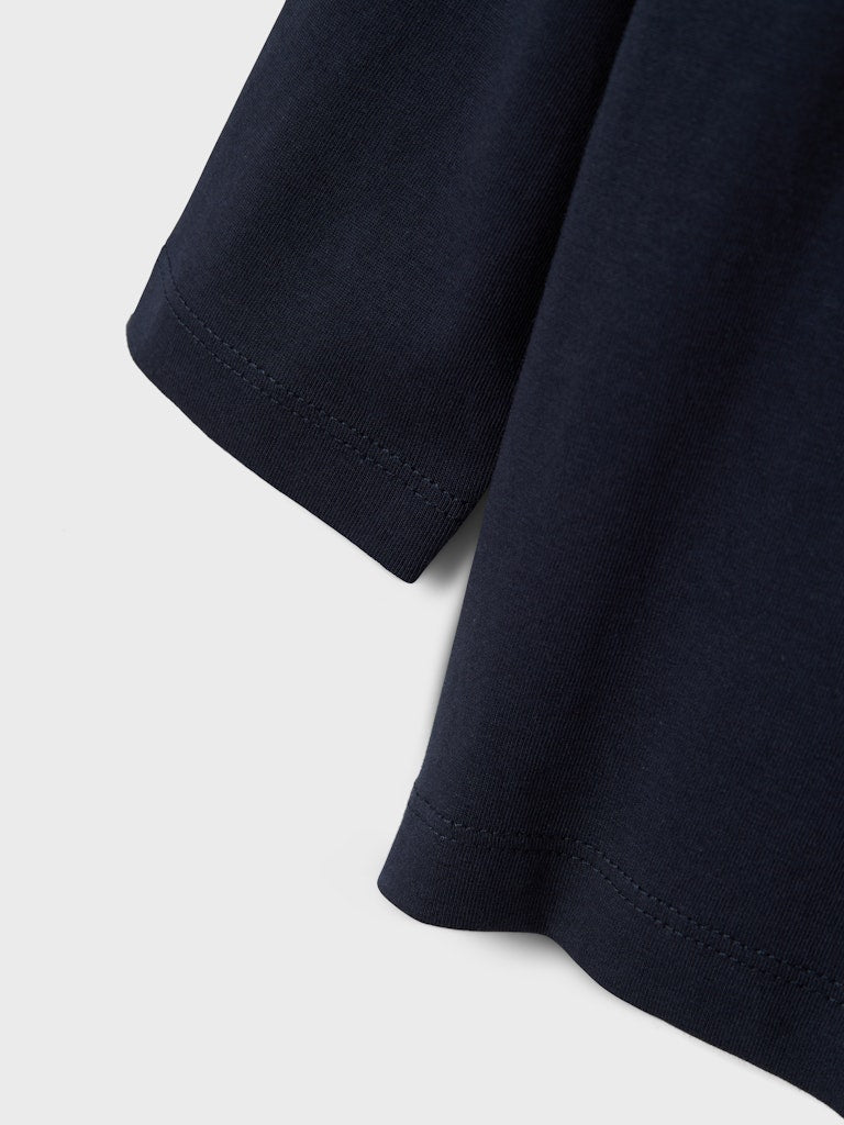 Marin blå tröja med lång ärm till pojke och flicka. Bas, needs längärmad t-shirt i unisex modell. Fin pojktröja, bas enfärgad mörk blå utan tryck.
NMMVOBBO LS NREG TOP NOOS
13232312