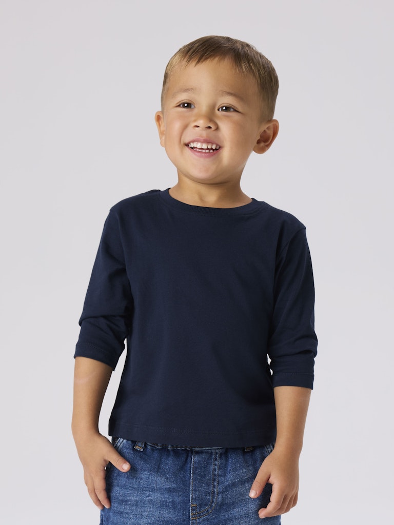 Marin blå tröja med lång ärm till pojke och flicka. Bas, needs längärmad t-shirt i unisex modell. Fin pojktröja, bas enfärgad mörk blå utan tryck.
NMMVOBBO LS NREG TOP NOOS
13232312