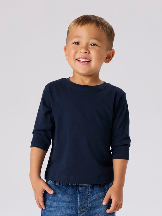Marin blå tröja med lång ärm till pojke och flicka. Bas, needs längärmad t-shirt i unisex modell. Fin pojktröja, bas enfärgad mörk blå utan tryck.
NMMVOBBO LS NREG TOP NOOS
13232312