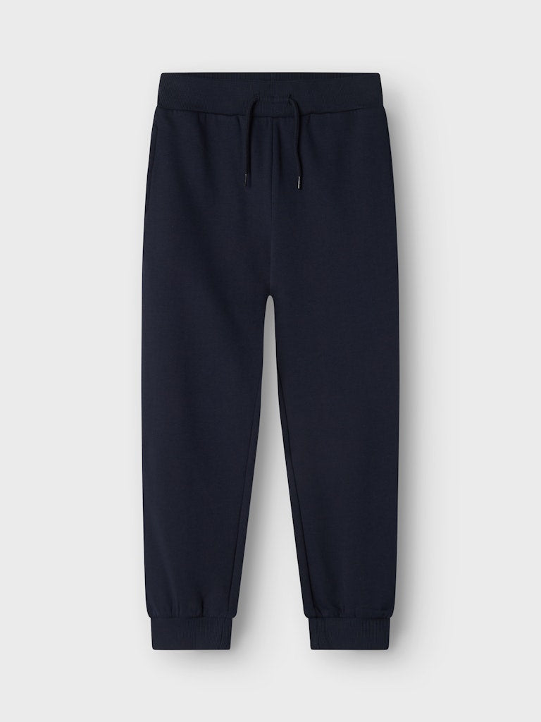 Marin blå joggers mys byxa till flicka och pojke. Sweat byxor, mys byxor från Name it. Blå bas byxa till barn att leka i, needs vardags byxor till förskolan.
NKMVIAN NREG SWE PANT BRU NOOS
13235093