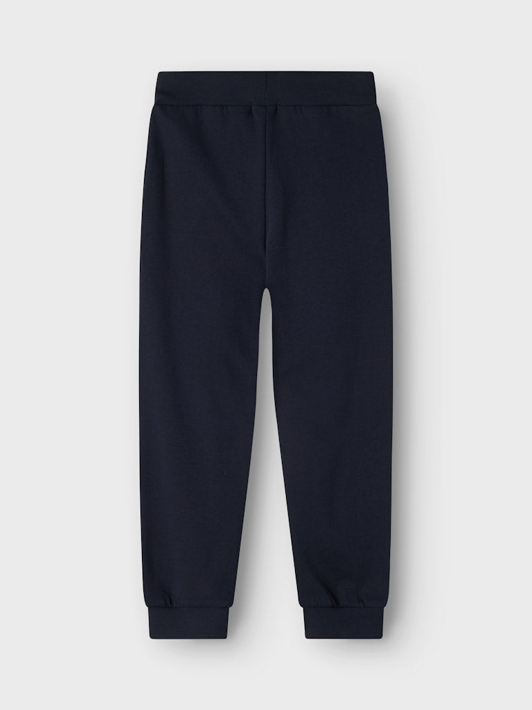 Marin blå joggers mys byxa till flicka och pojke. Sweat byxor, mys byxor från Name it. Blå bas byxa till barn att leka i, needs vardags byxor till förskolan.
NKMVIAN NREG SWE PANT BRU NOOS
13235093