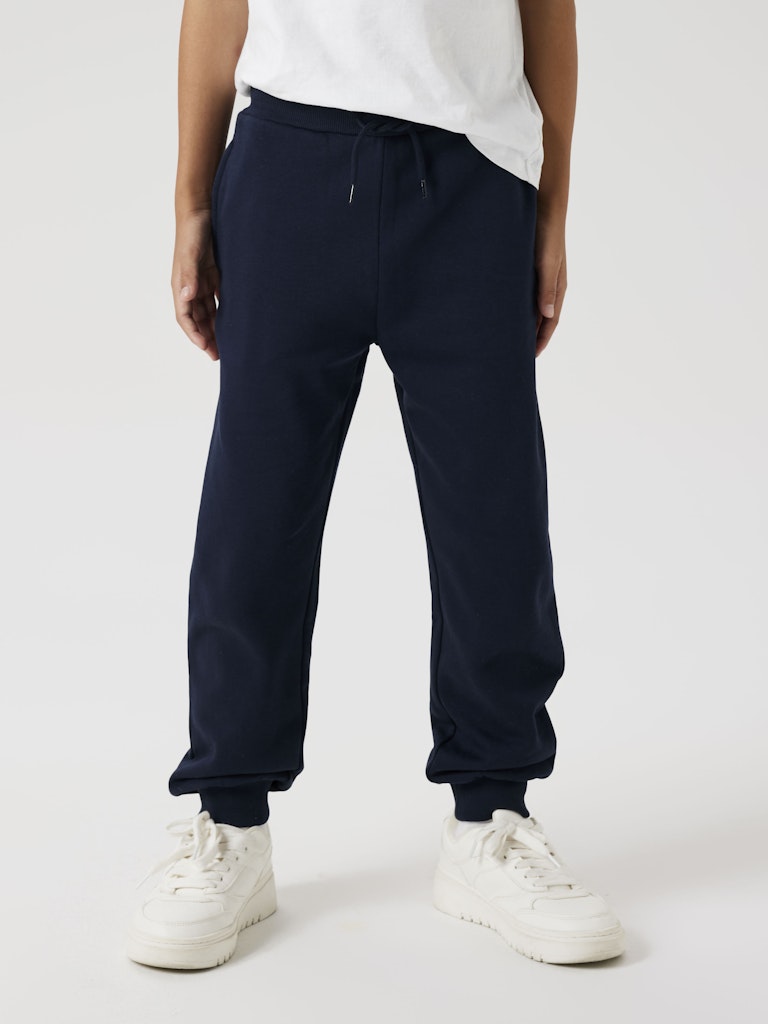 Marin blå joggers mys byxa till flicka och pojke. Sweat byxor, mys byxor från Name it. Blå bas byxa till barn att leka i, needs vardags byxor till förskolan.
NKMVIAN NREG SWE PANT BRU NOOS
13235093