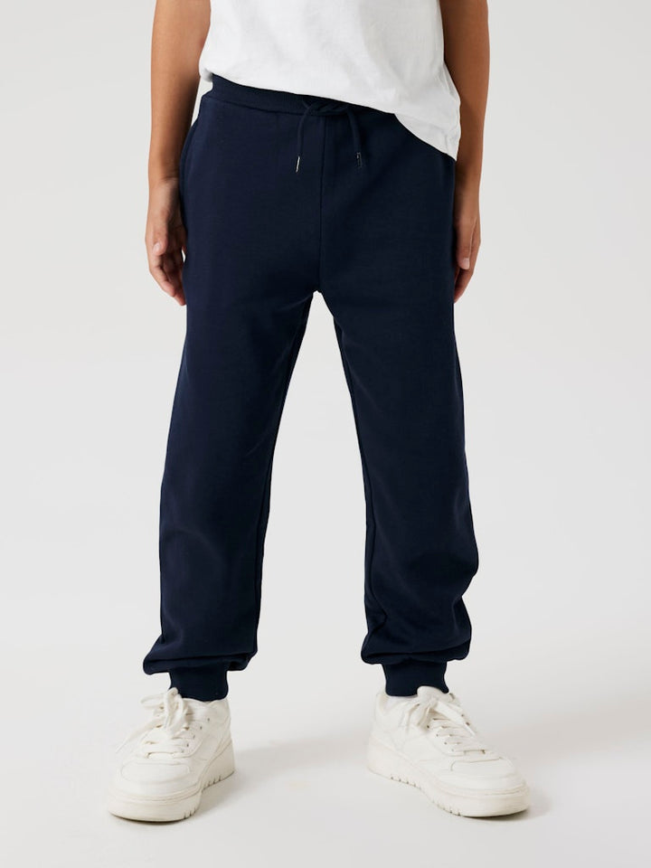 Marin blå joggers mys byxa till flicka och pojke. Sweat byxor, mys byxor från Name it. Blå bas byxa till barn att leka i, needs vardags byxor till förskolan.
NKMVIAN NREG SWE PANT BRU NOOS
13235093