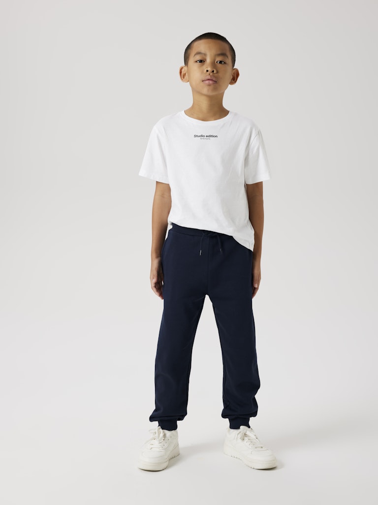 Marin blå joggers mys byxa till flicka och pojke. Sweat byxor, mys byxor från Name it. Blå bas byxa till barn att leka i, needs vardags byxor till förskolan.
NKMVIAN NREG SWE PANT BRU NOOS
13235093