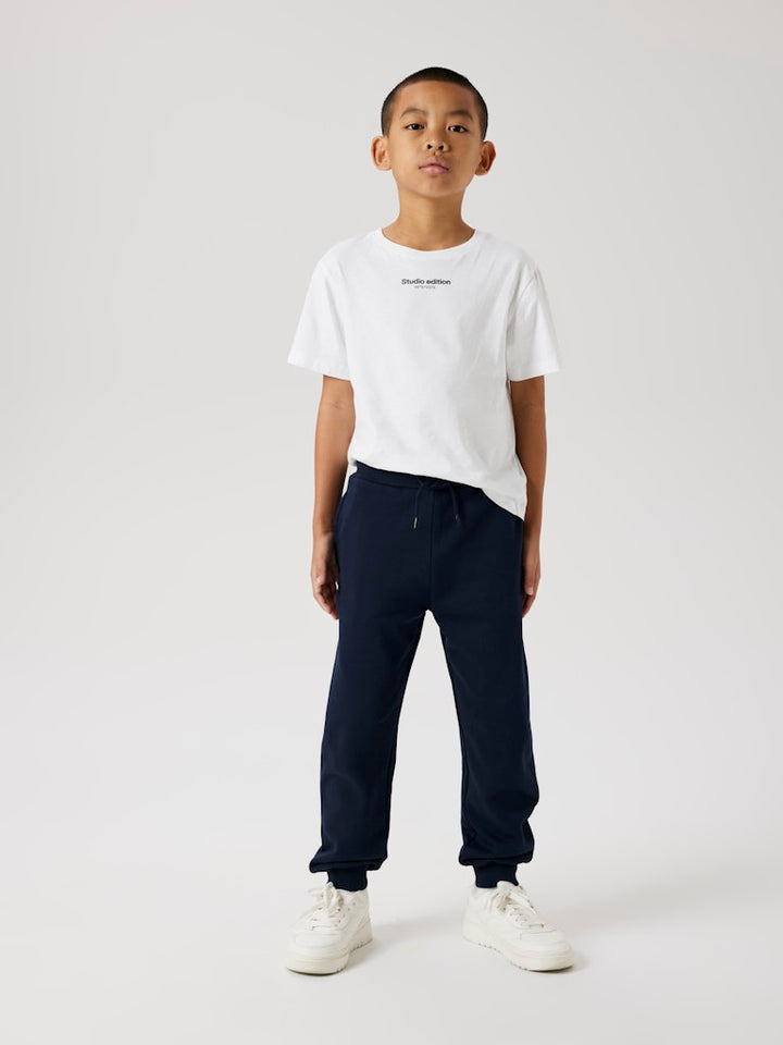 Marin blå joggers mys byxa till flicka och pojke. Sweat byxor, mys byxor från Name it. Blå bas byxa till barn att leka i, needs vardags byxor till förskolan.
NKMVIAN NREG SWE PANT BRU NOOS
13235093